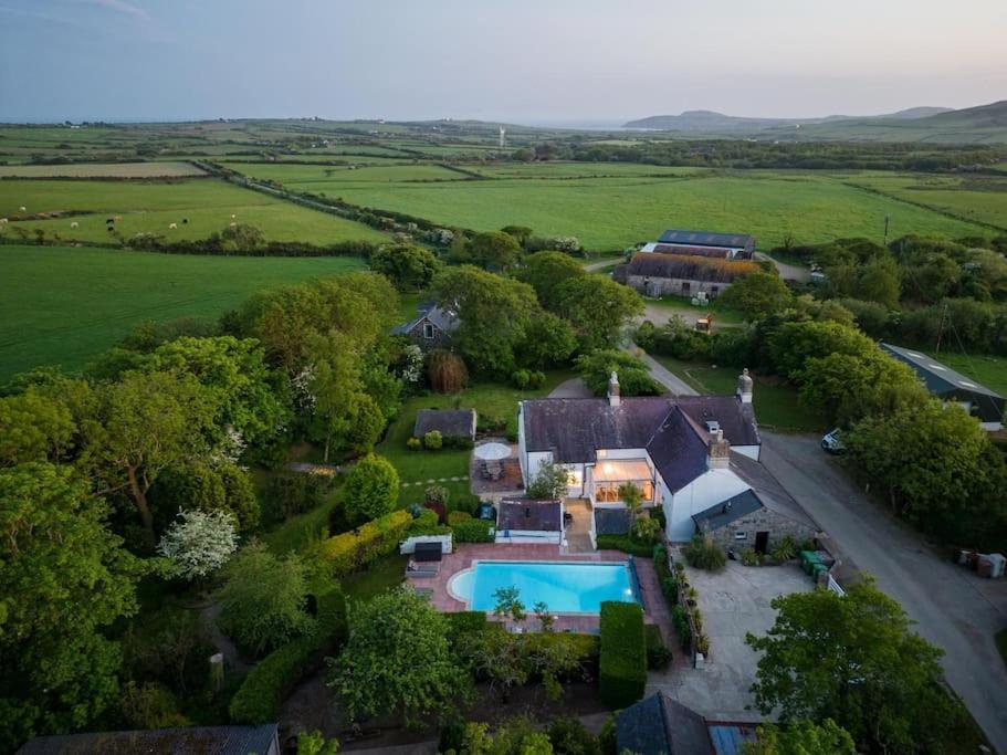 Plas Newydd With Swimming Pool, Fire Pit, And Log Fires Villa Rhiw Kültér fotó