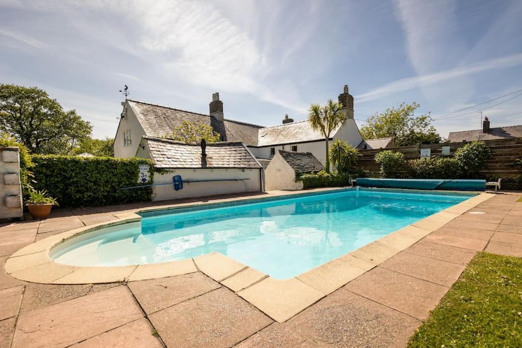 Plas Newydd With Swimming Pool, Fire Pit, And Log Fires Villa Rhiw Kültér fotó