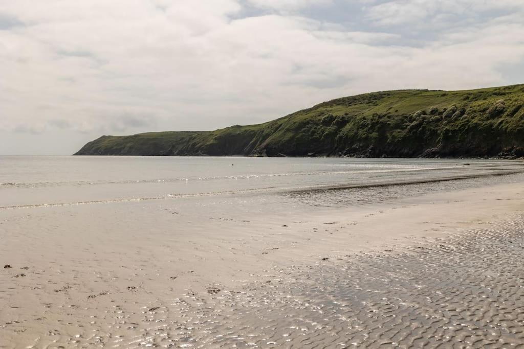 Plas Newydd With Swimming Pool, Fire Pit, And Log Fires Villa Rhiw Kültér fotó