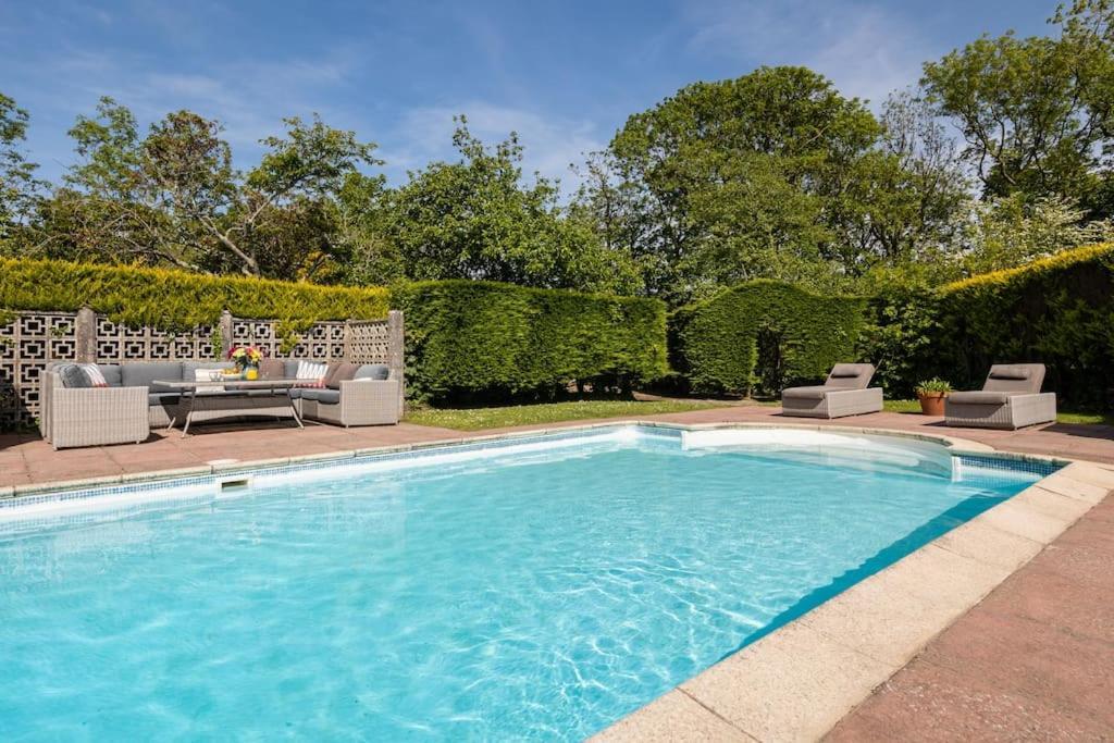 Plas Newydd With Swimming Pool, Fire Pit, And Log Fires Villa Rhiw Kültér fotó