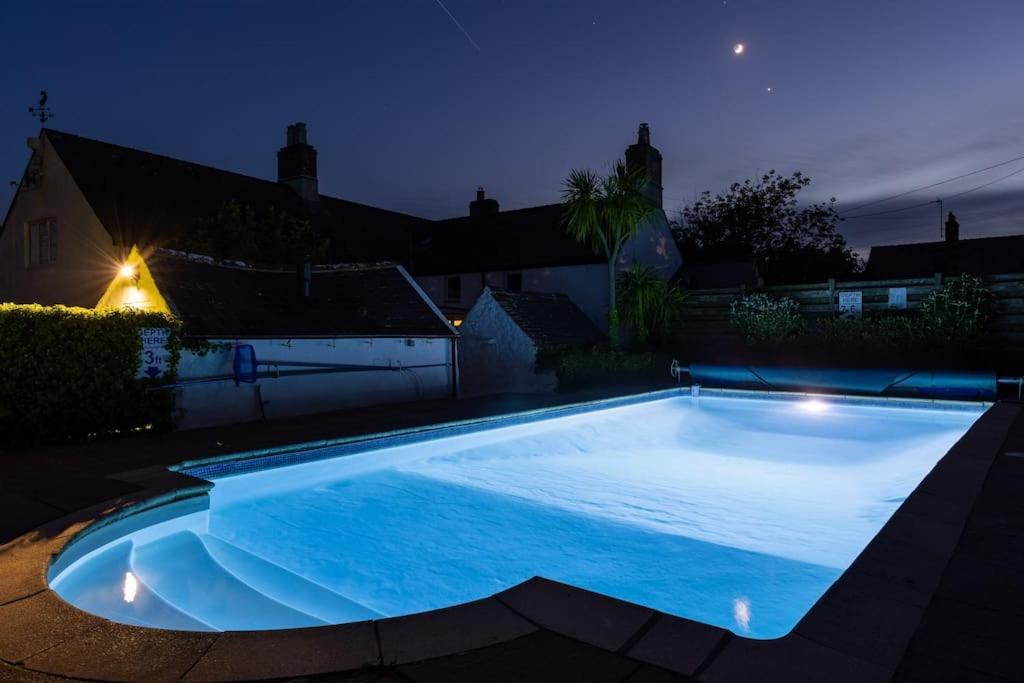 Plas Newydd With Swimming Pool, Fire Pit, And Log Fires Villa Rhiw Kültér fotó