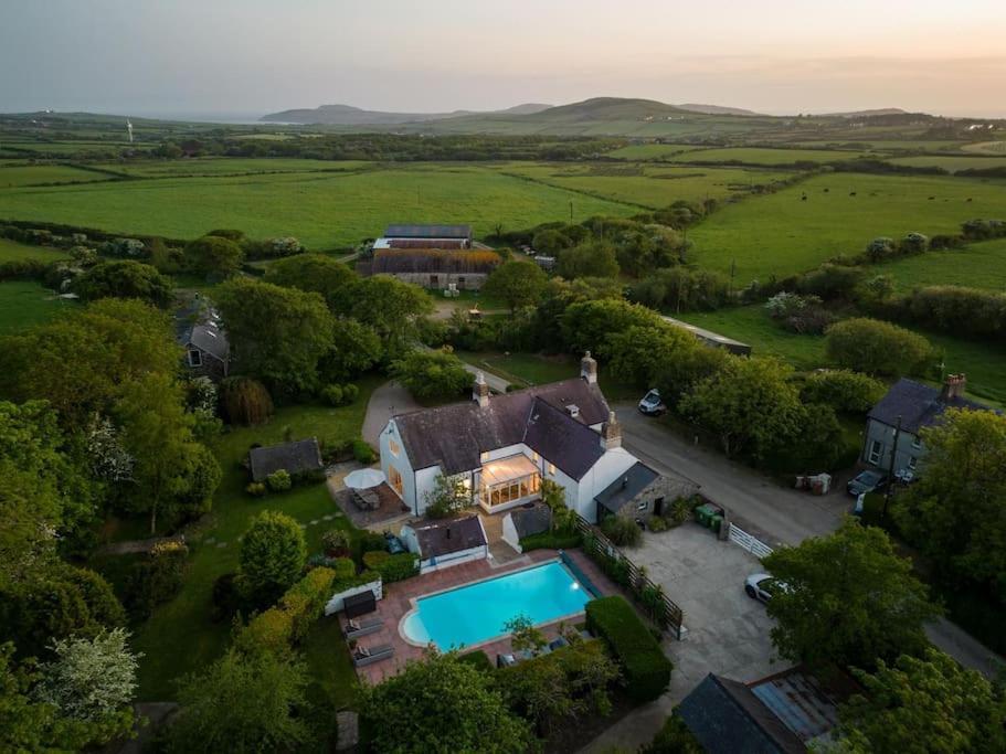 Plas Newydd With Swimming Pool, Fire Pit, And Log Fires Villa Rhiw Kültér fotó